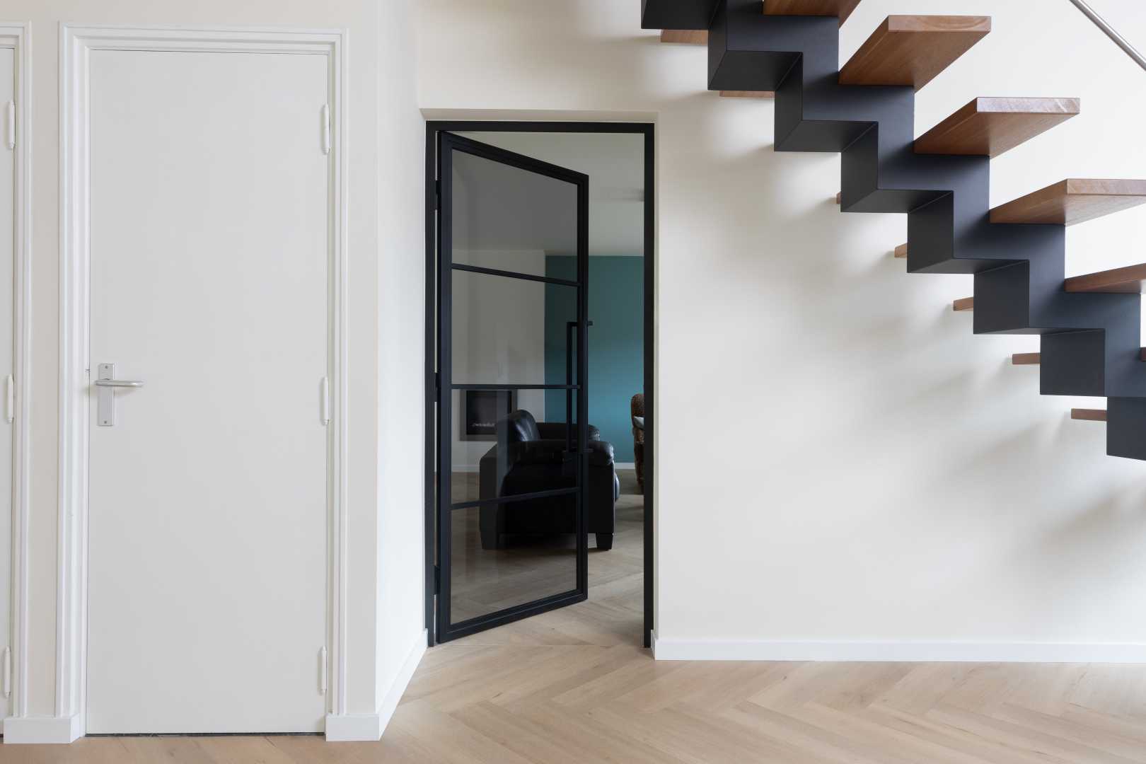 Openslaande glazen deur onder trap Openslaande glazen deur onder trap