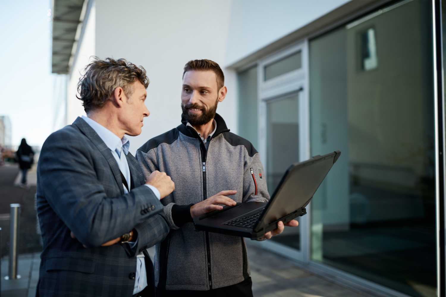 Servicemonteur met laptop