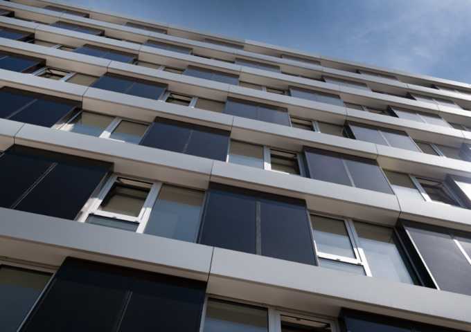 gevel met zonnepanelen