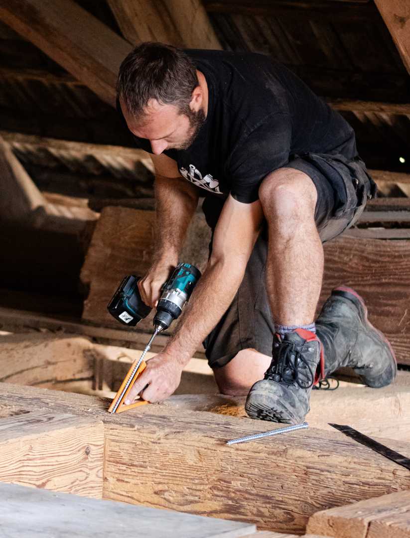 Bouwvakker brengt schroeven aan