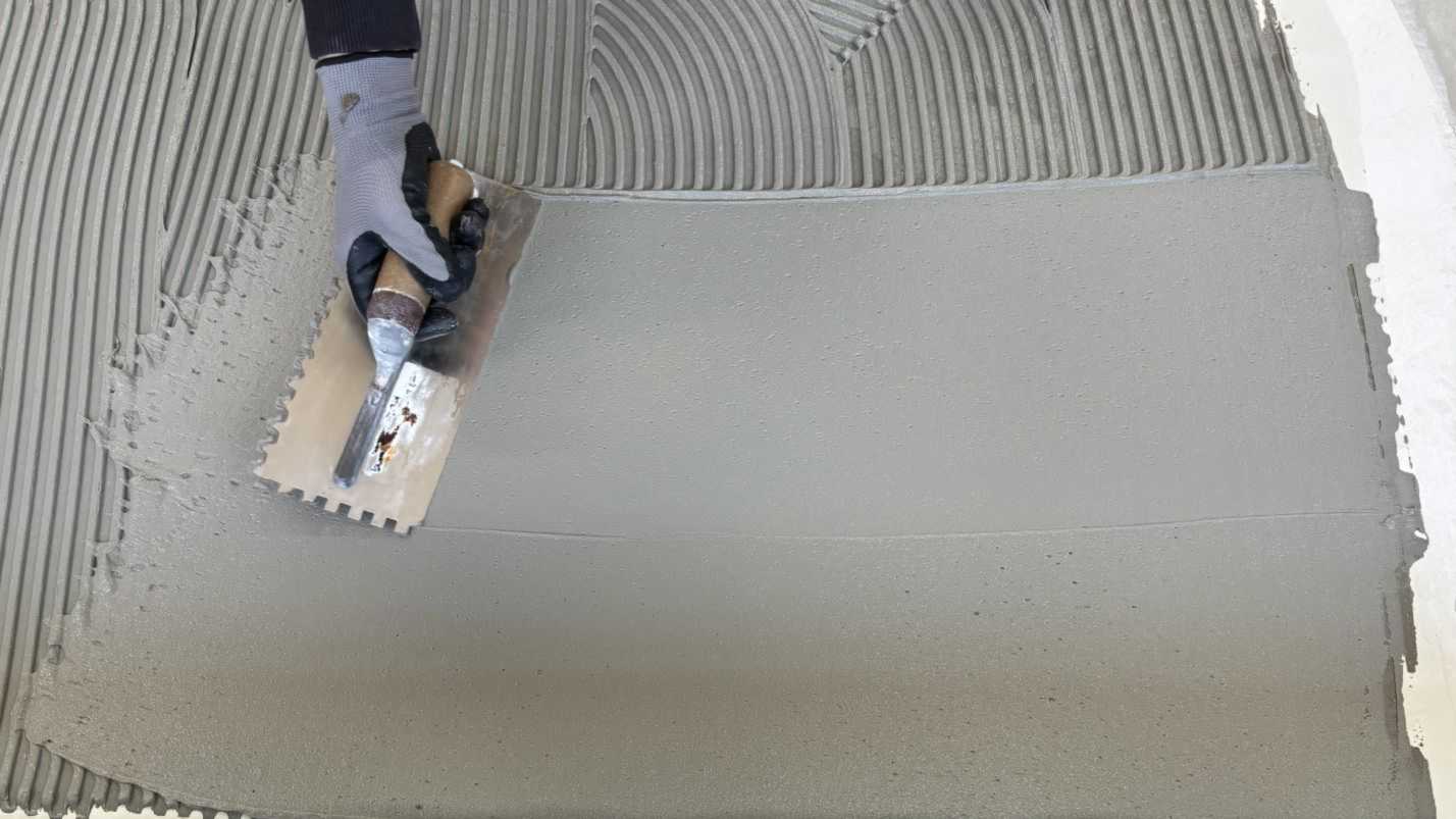 Aanbrengen van Eurocol 740 Aanbrengen van vloerafdichting