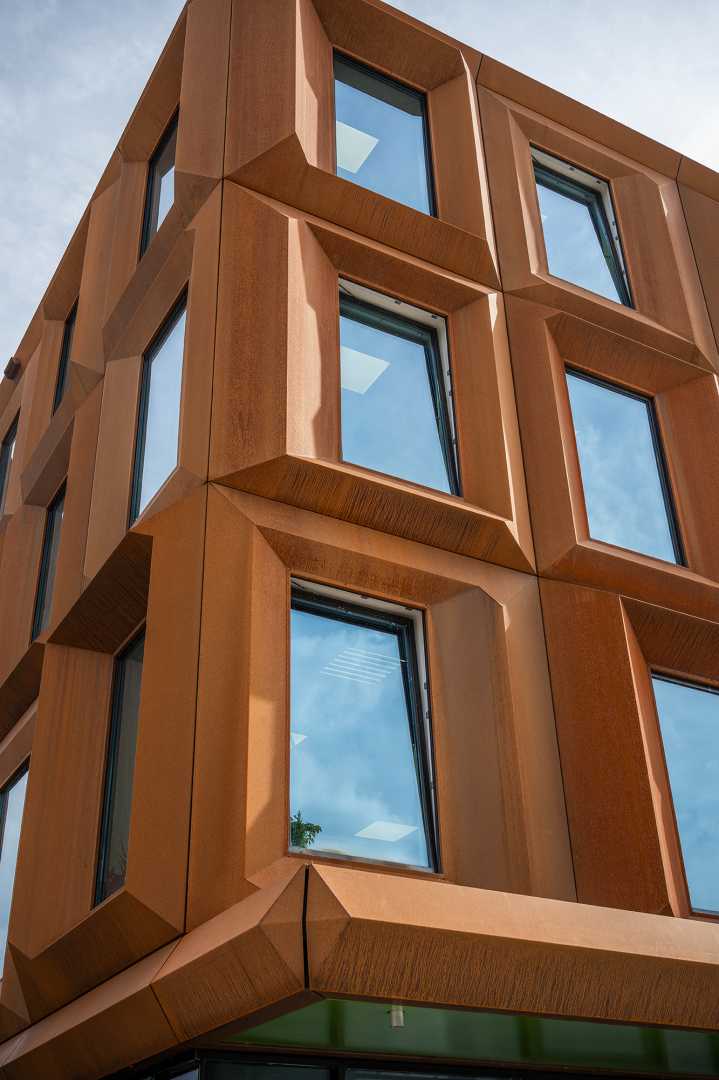 Detail van de cortenstaal gevel