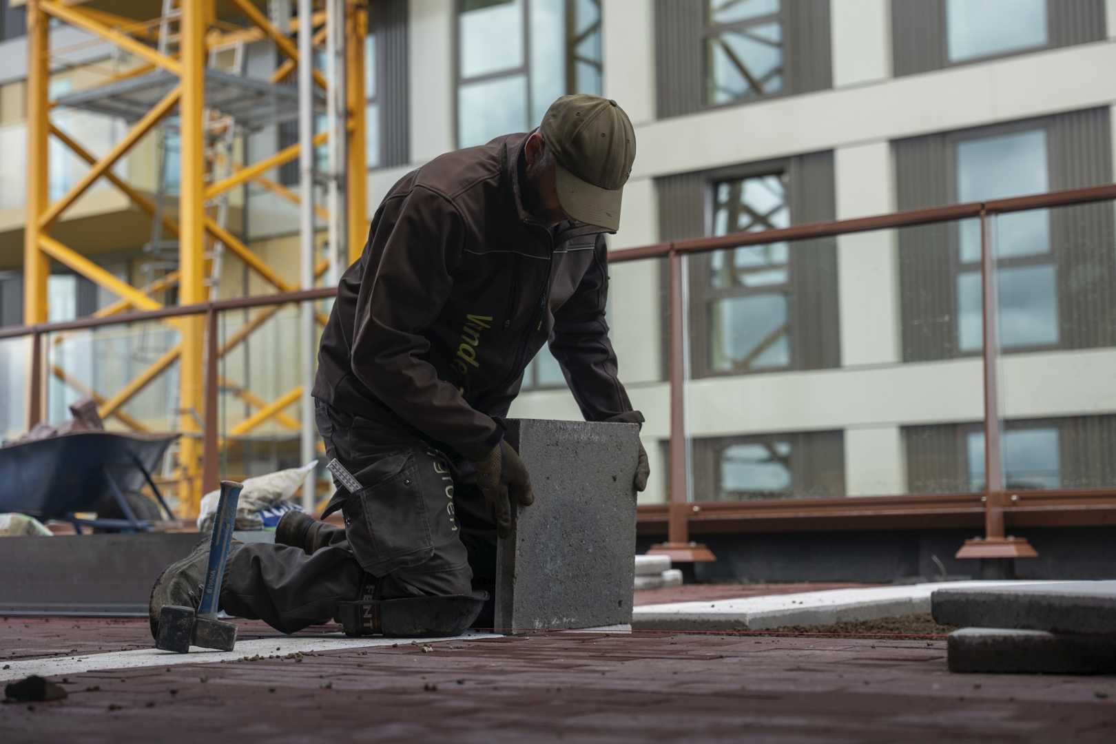 Daktegels worden aangebracht Daktegels worden aangebracht