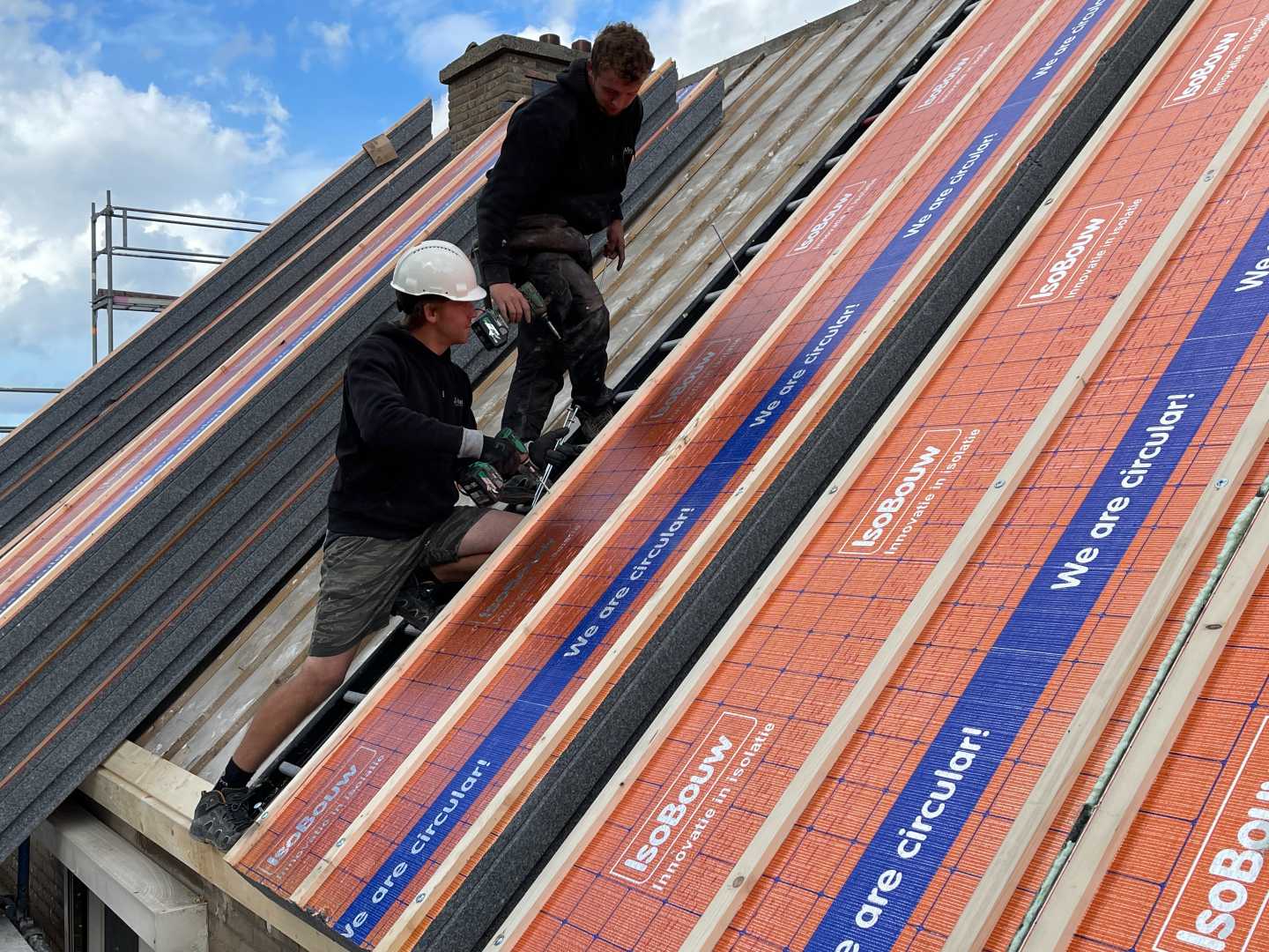 Aanbrengen van BEWI Isobouw isolatiemateriaal