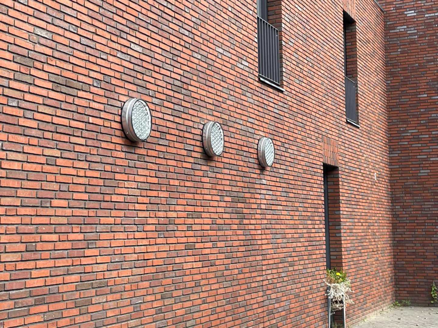 Daglichten in een bakstenen muur