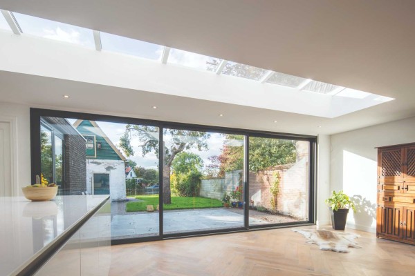 woonkamer met grote ramen