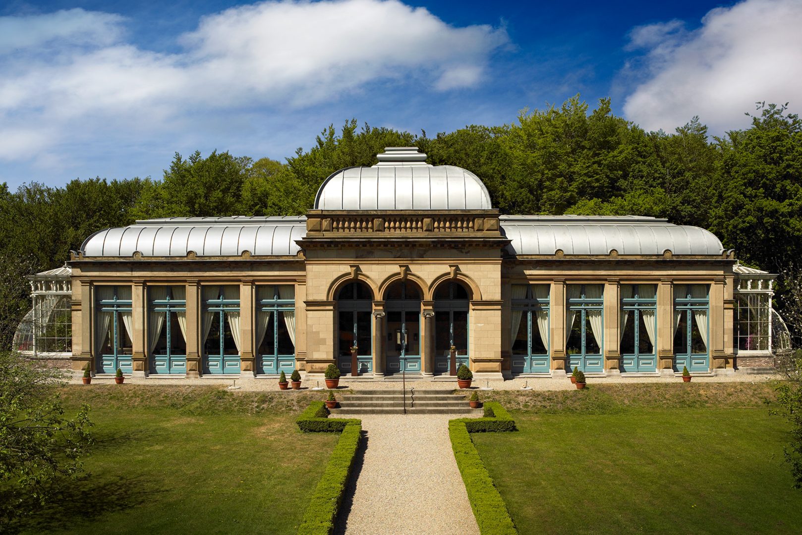 gebouw met zinken dak