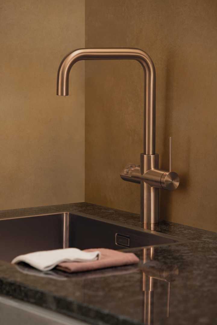 chroomkleurig gootsteen en keukenkraan