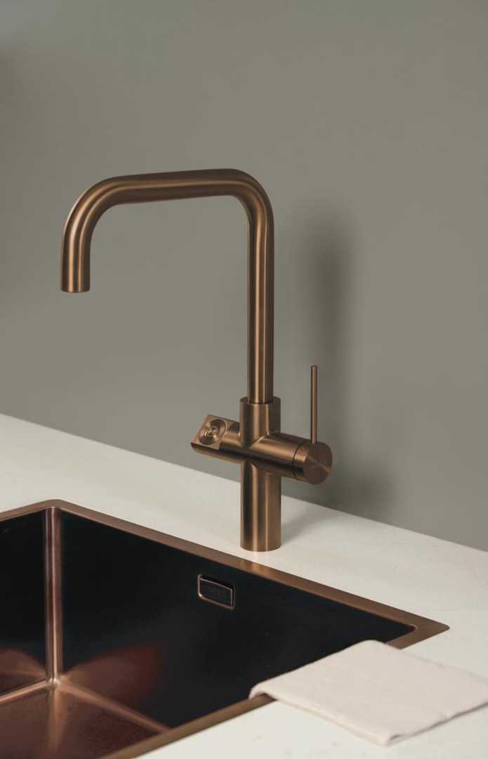 chroomkleurig gootsteen en keukenkraan