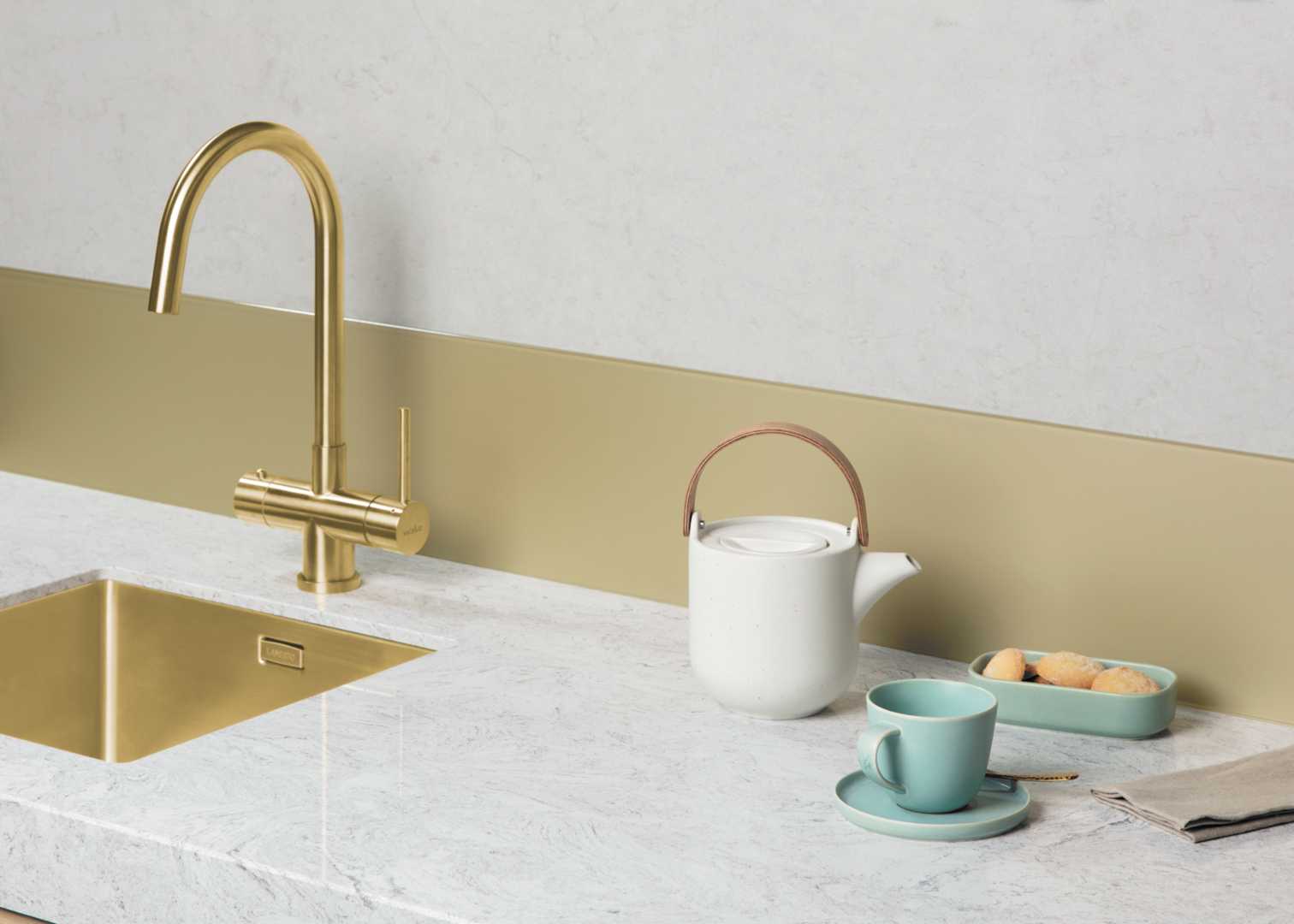 aanrecht met gouden kraan