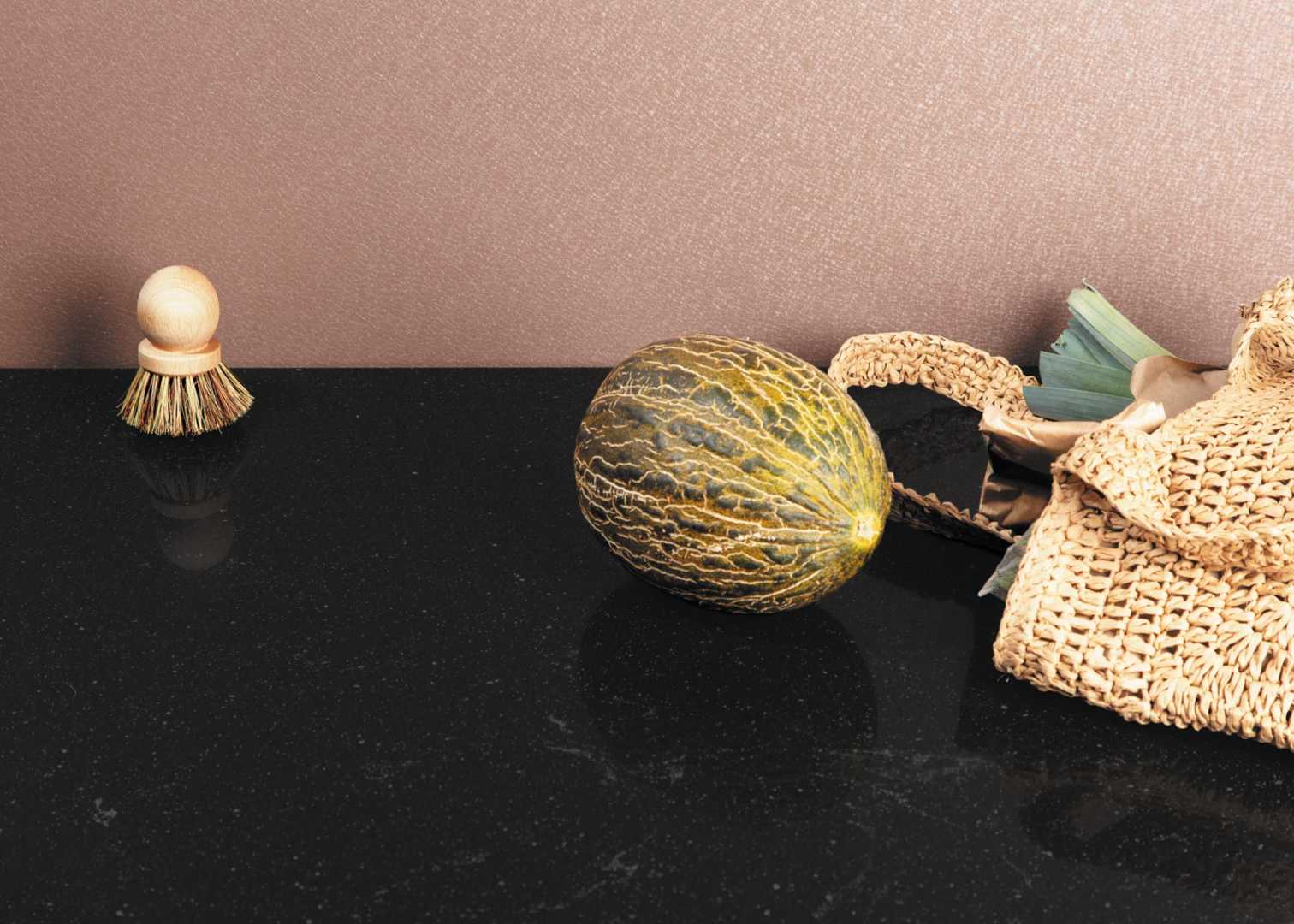 zwart keukblad met meloen erop