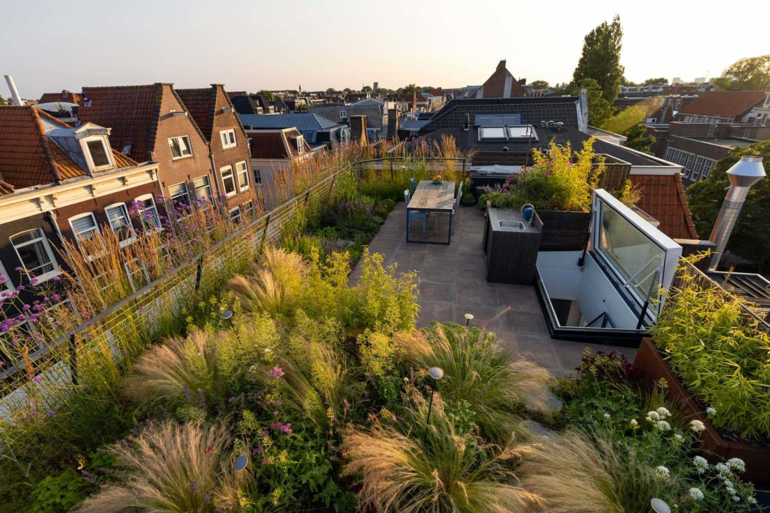 openstaand dakluik met raam