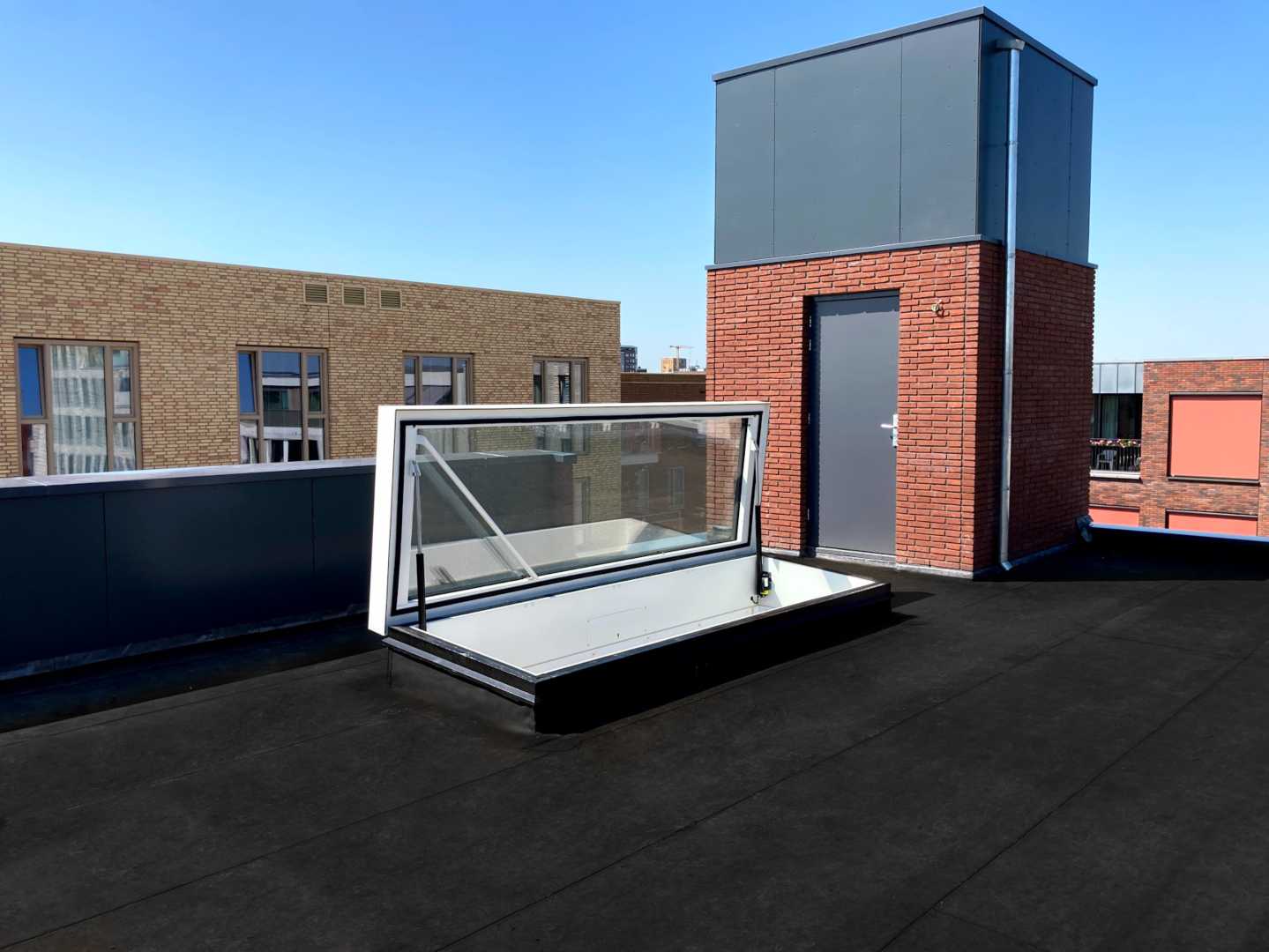 openstaand dakluik met raam