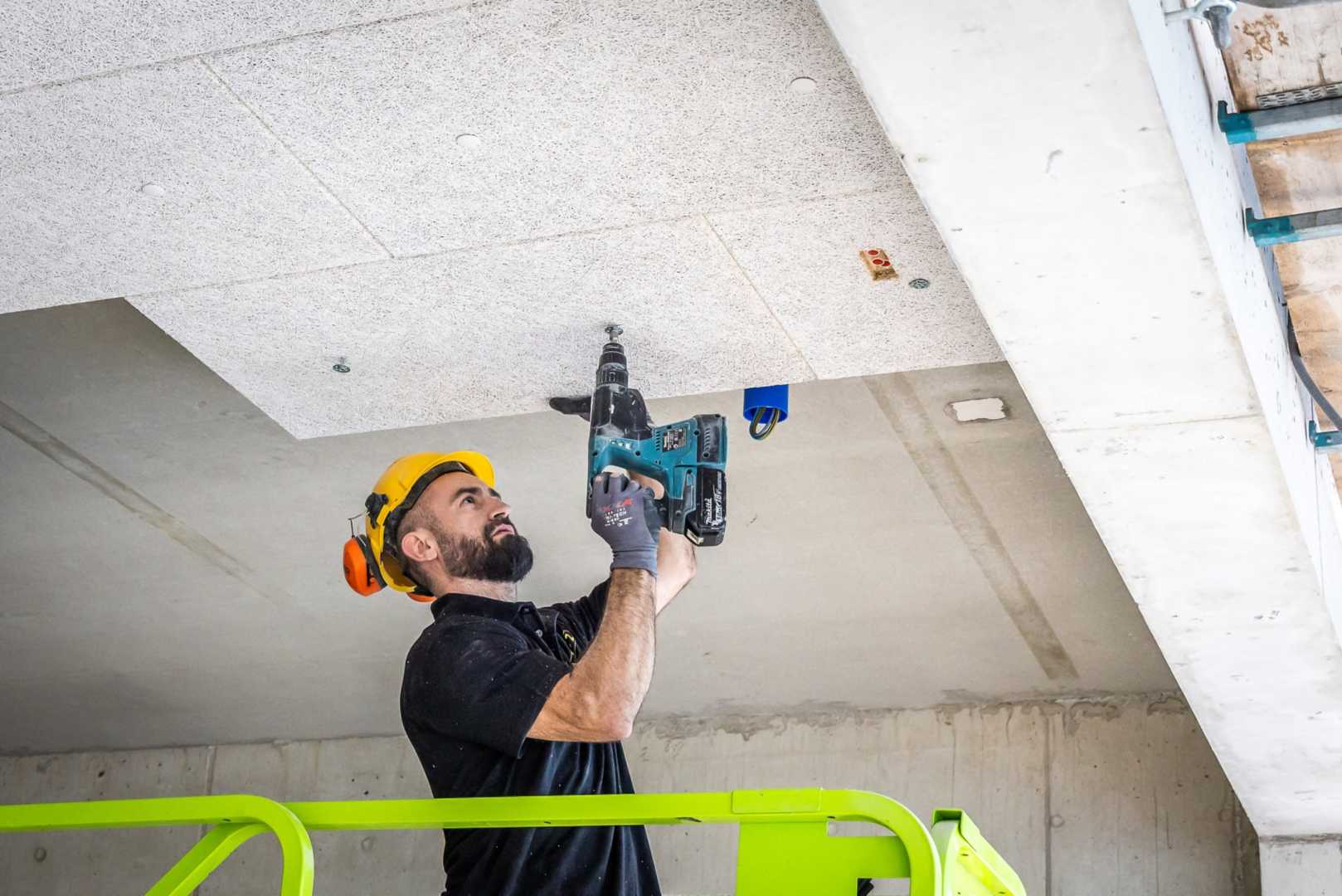 plafondplaat wordt bevestigd