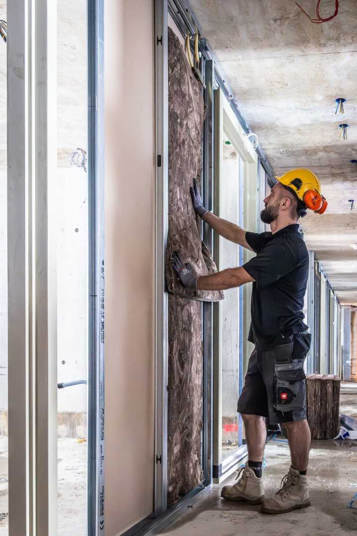 isolatiemateriaal wordt geplaatst