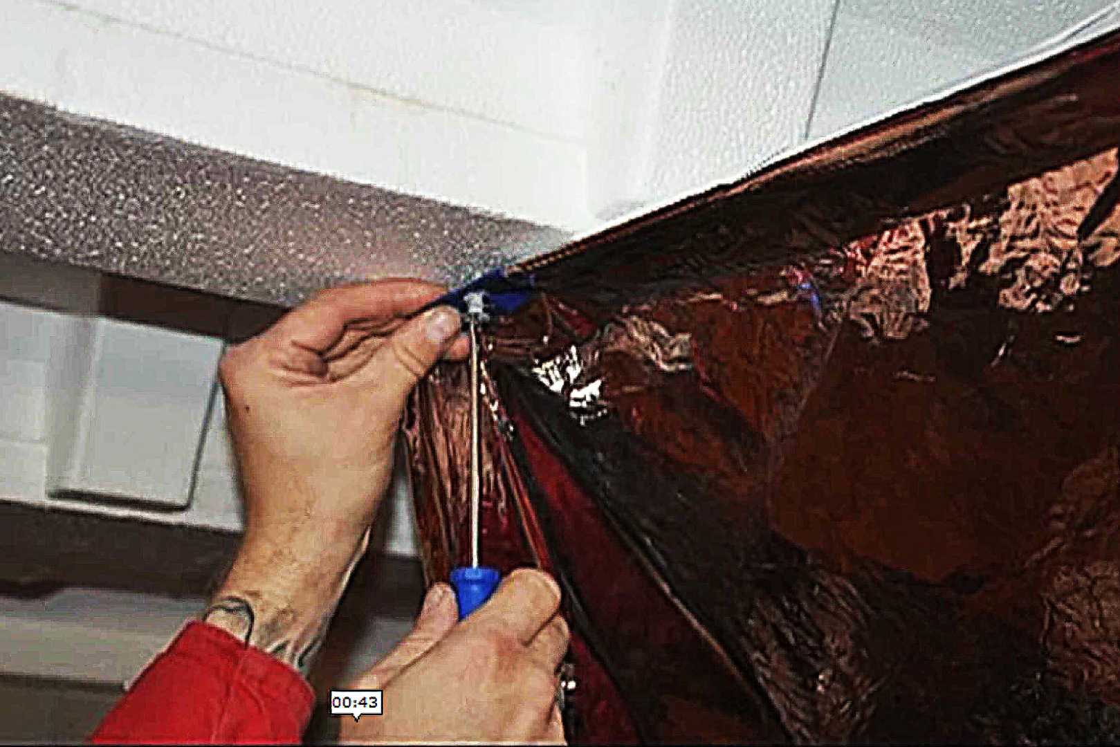 Folie wordt aan polystyreen geschroeft