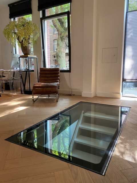 glazen vloerluik in woonkamer