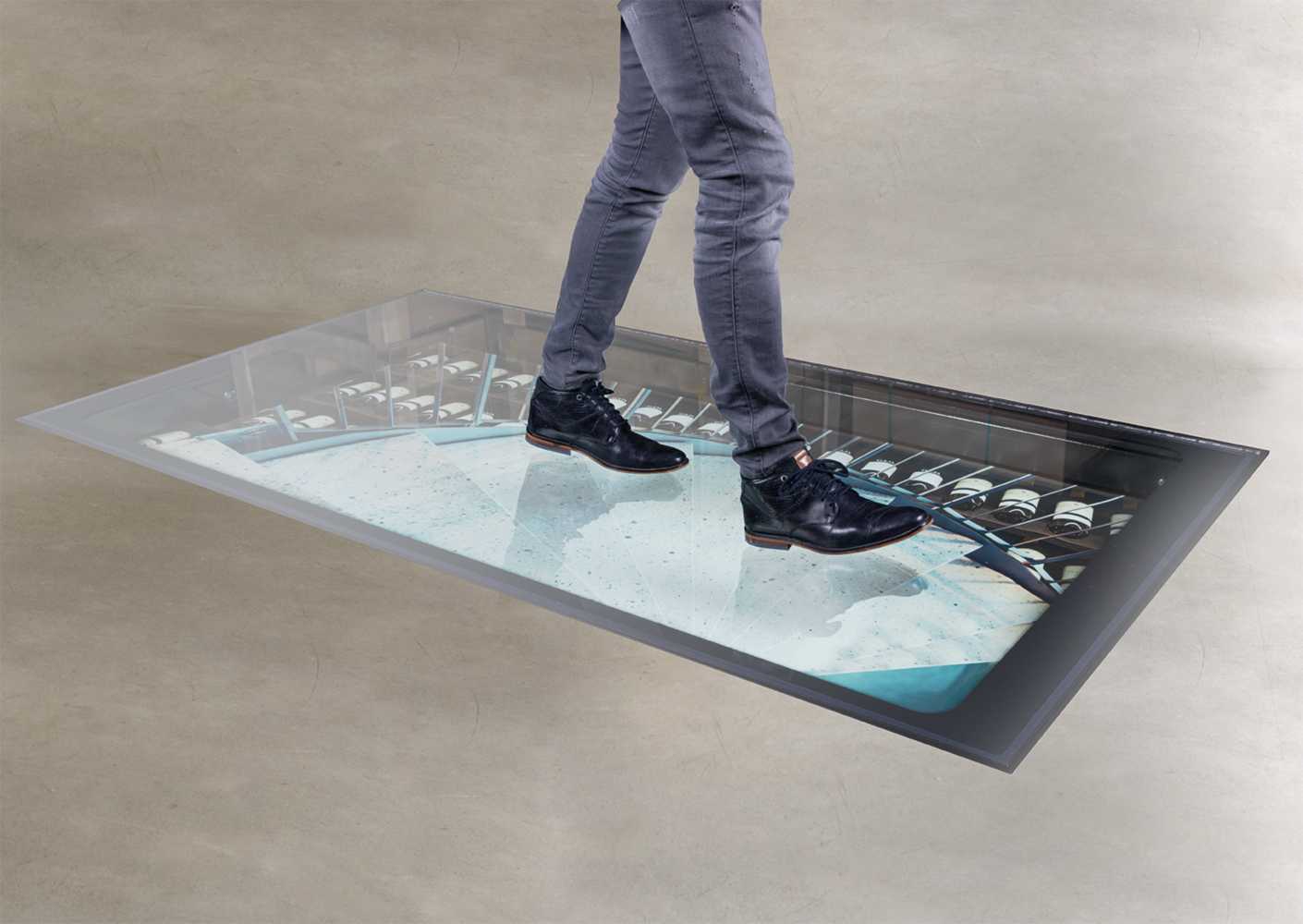 persoon loopt over glazen vloerluik