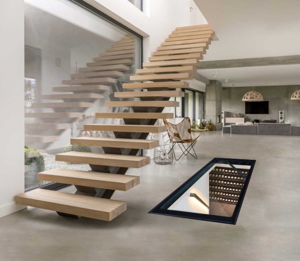 glazen vloerluik onder trap