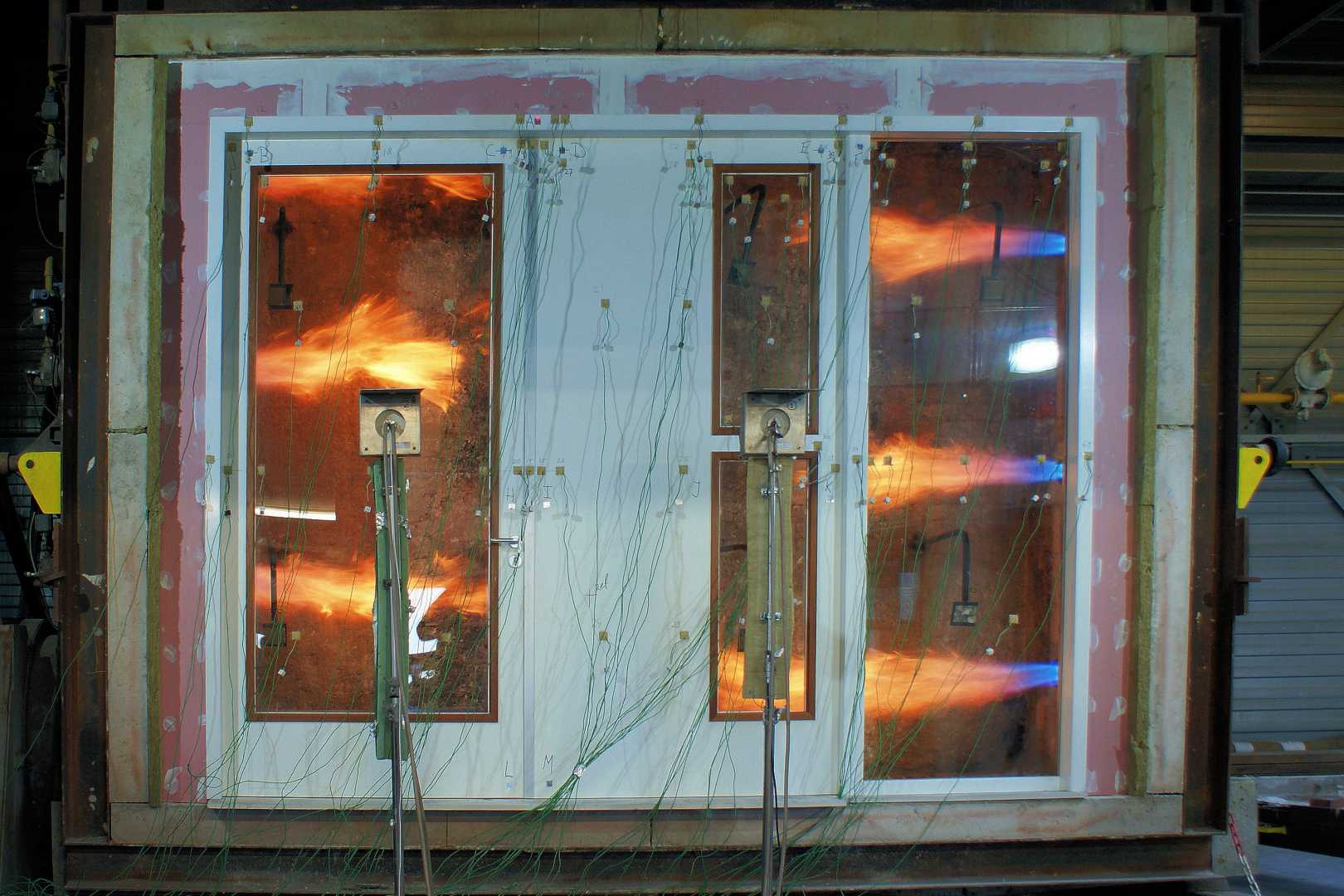 Brandwerendheid van plaatstalen binnenkozijnen en houten binnendeuren: veiligheid en certificering