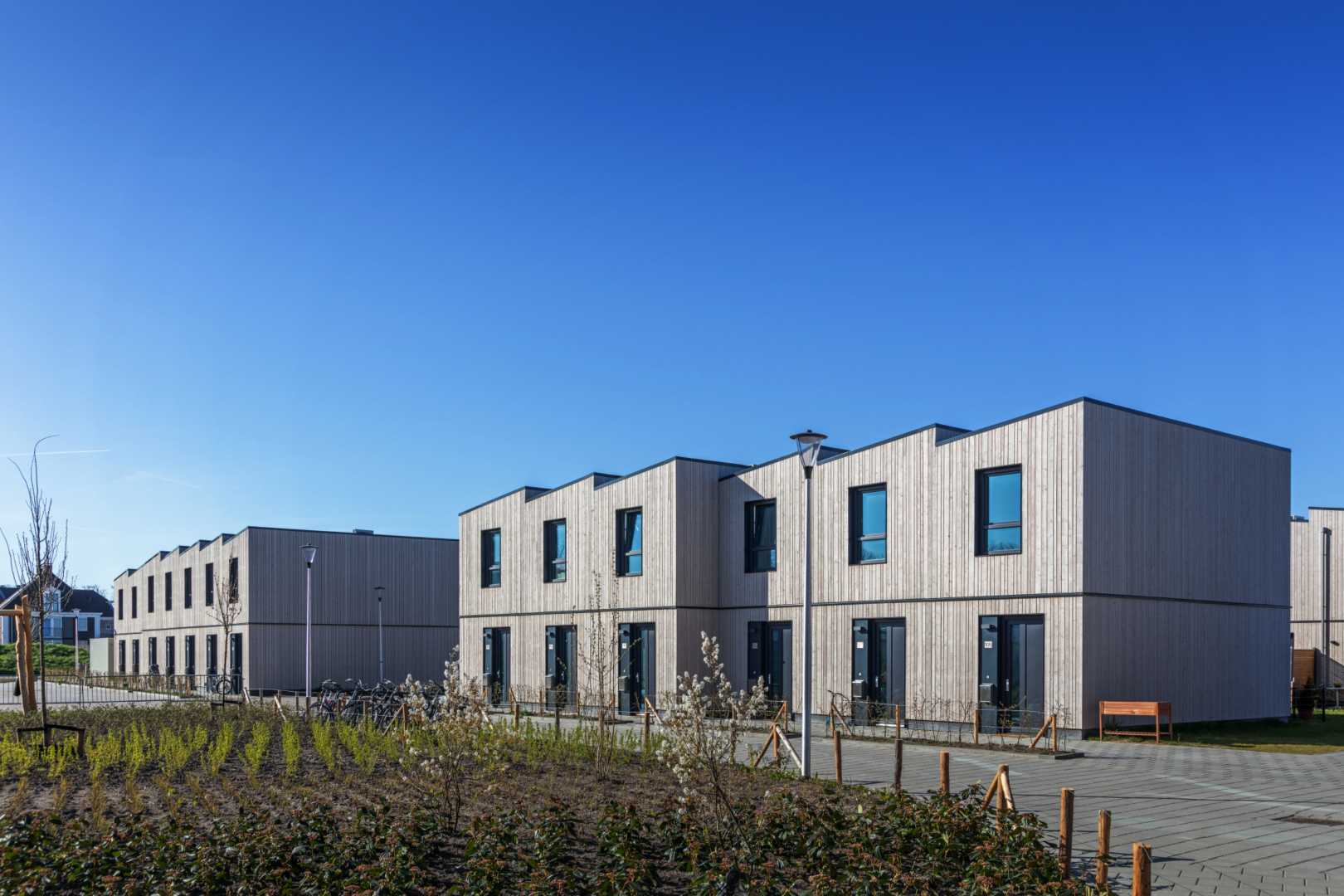 twee huizenblokken met houten gevels