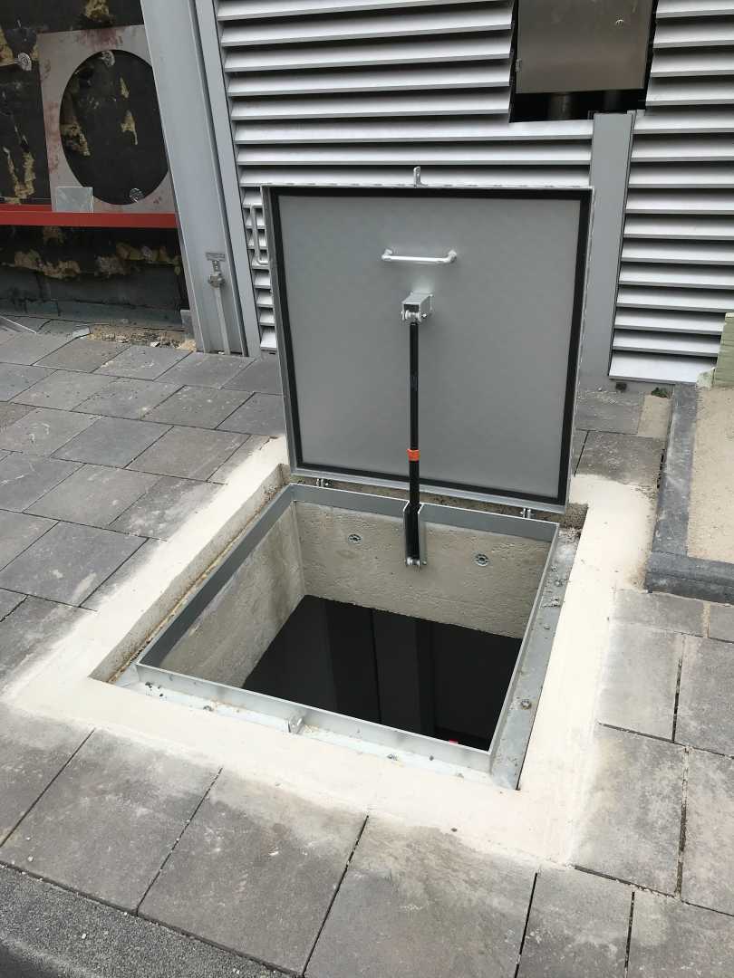 Vloerluik met hangslot voorbereiding open