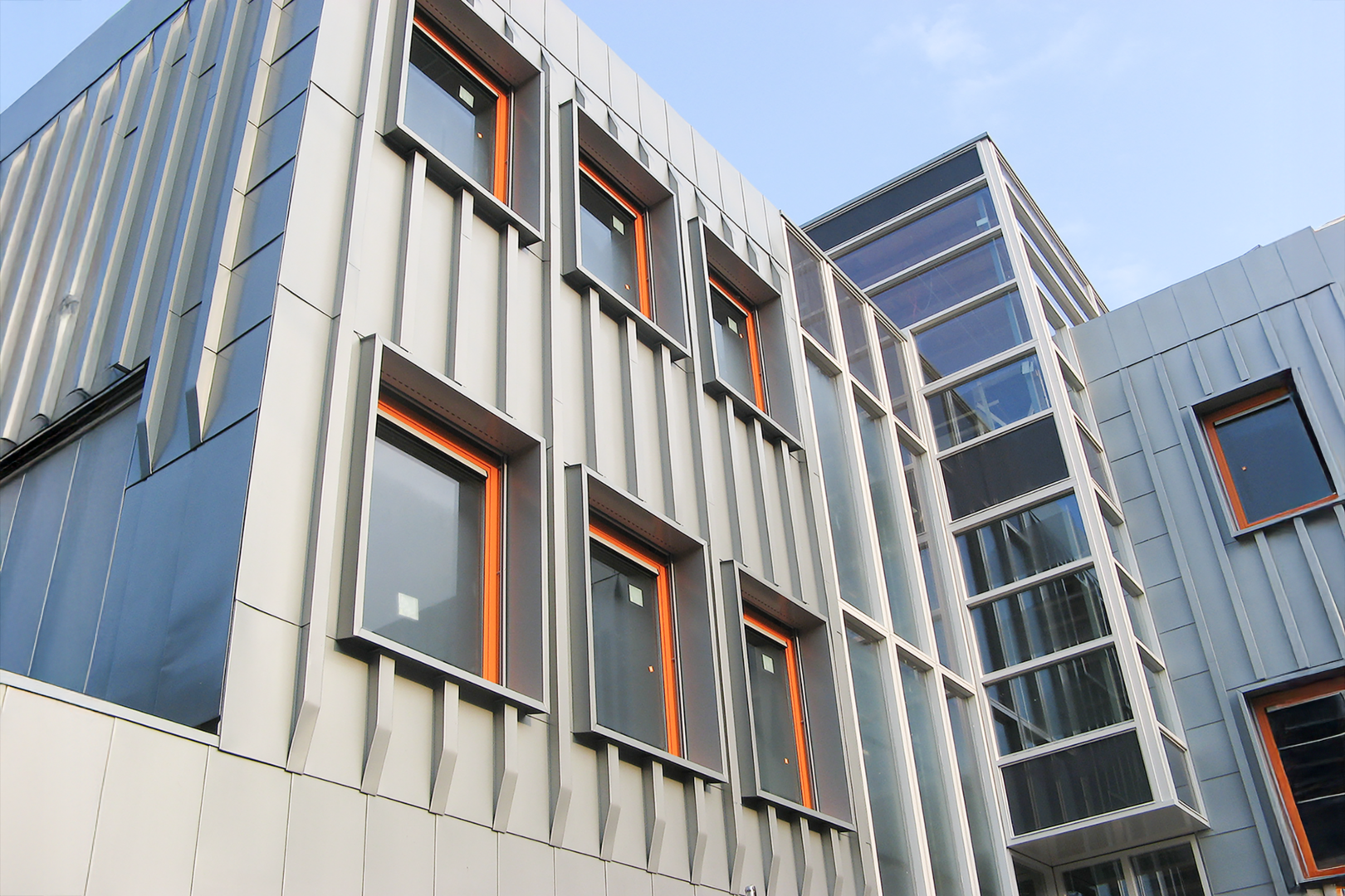 schoolgebouw met zinken gevel