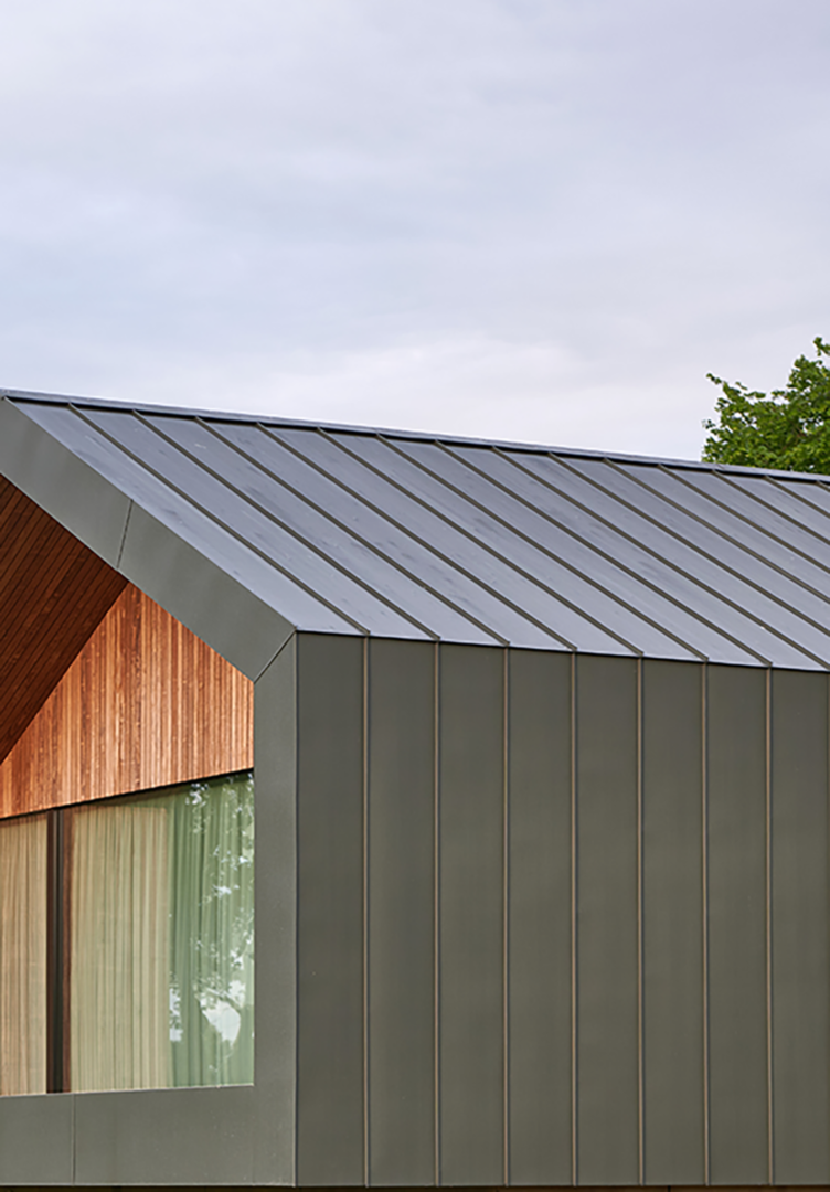 Schuur met zinken gevel