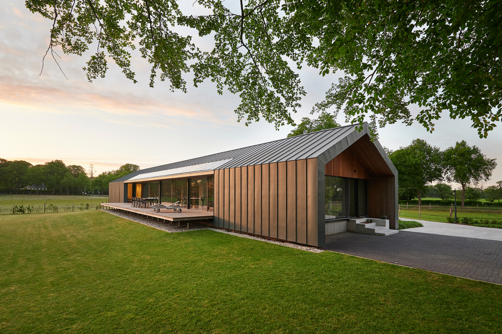 Schuur met zinken gevel