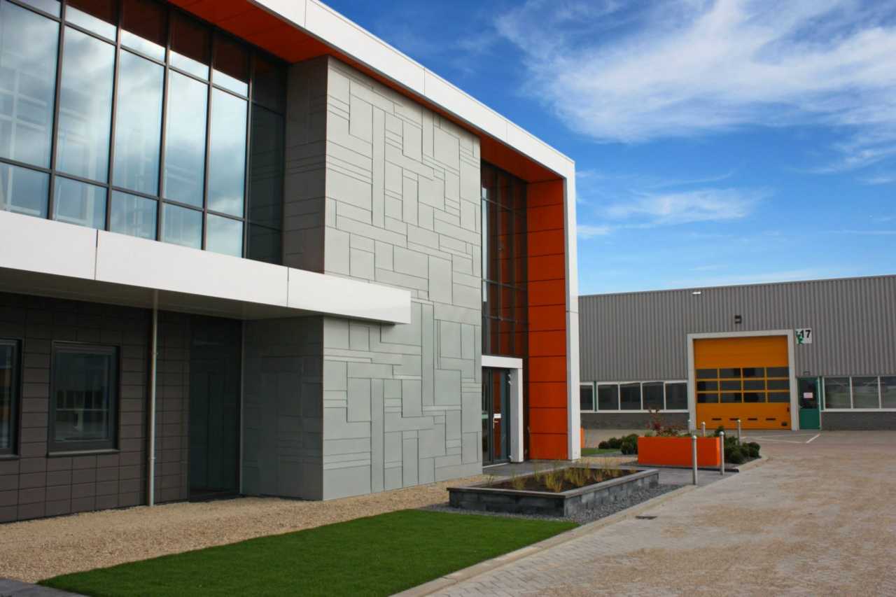 kantoorgebouw met zinken gevel