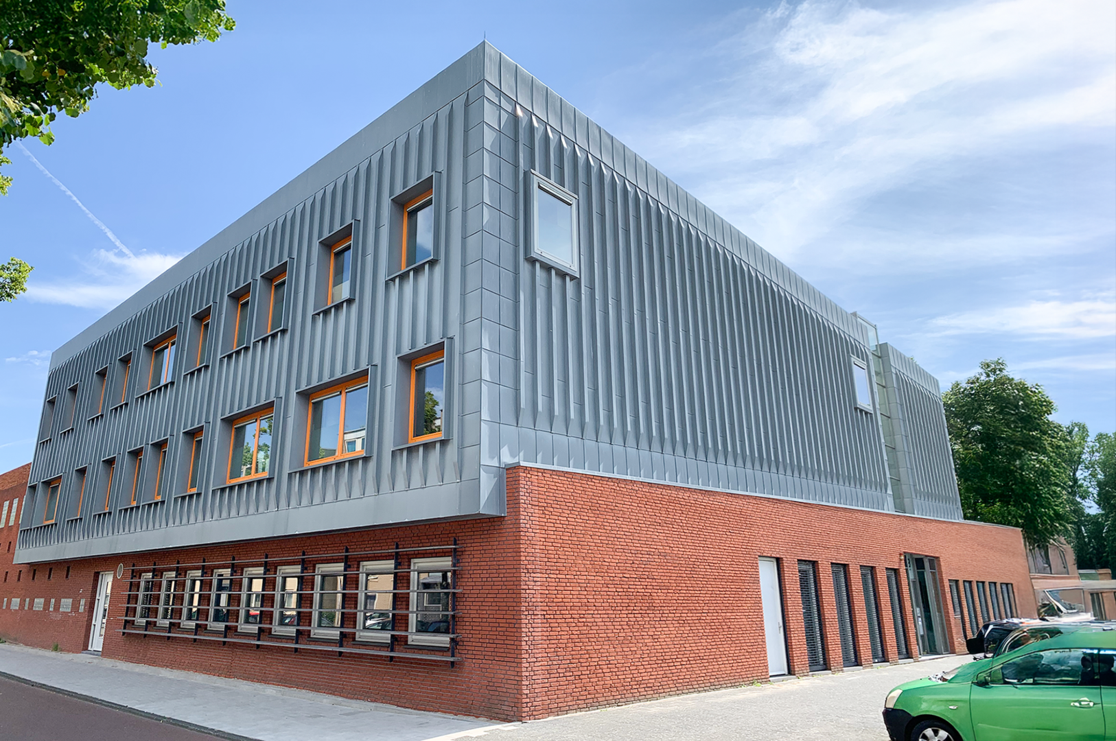 schoolgebouw met zinken gevel