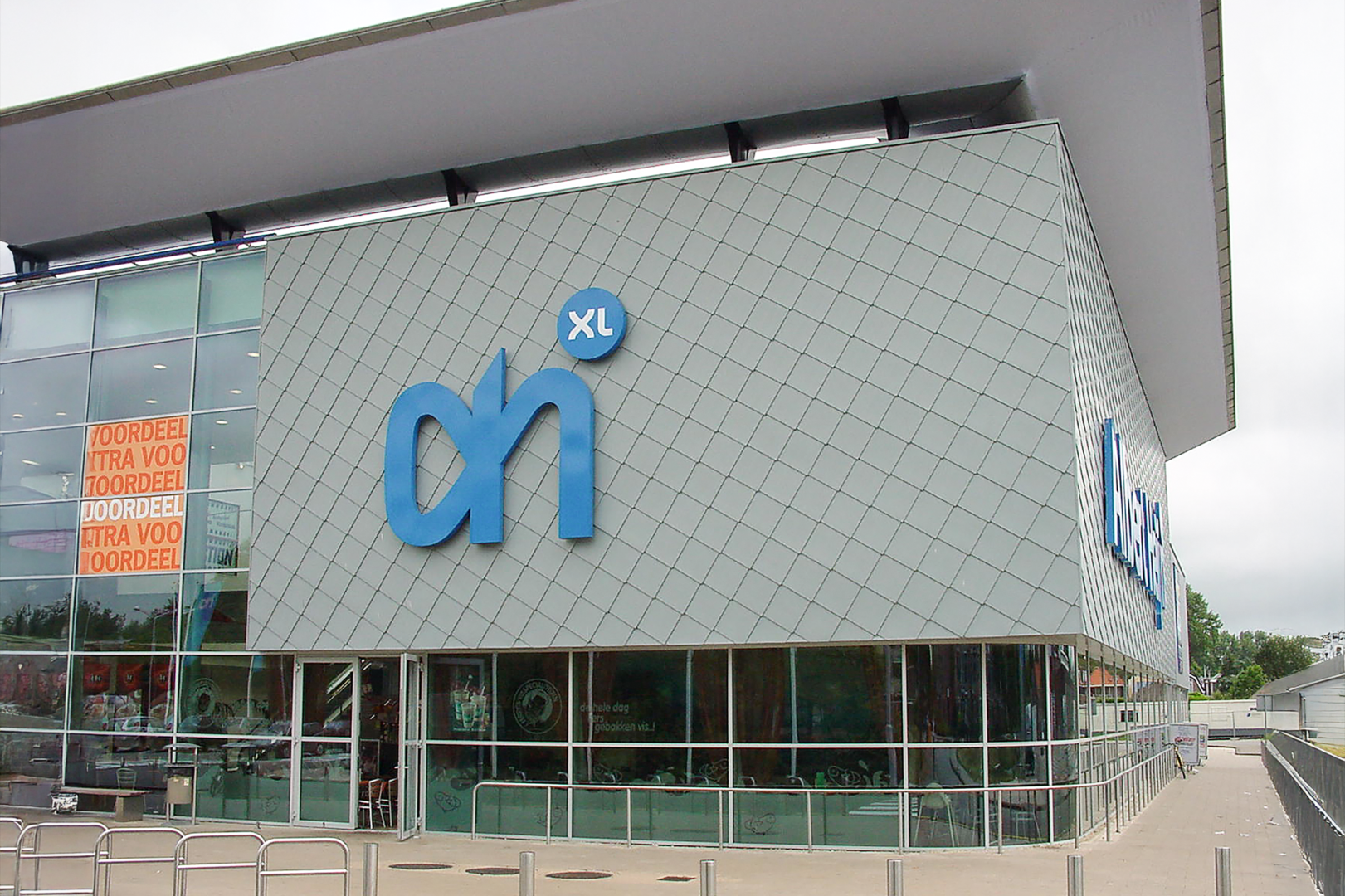 Albert Heijn gebouw met zinken gevel