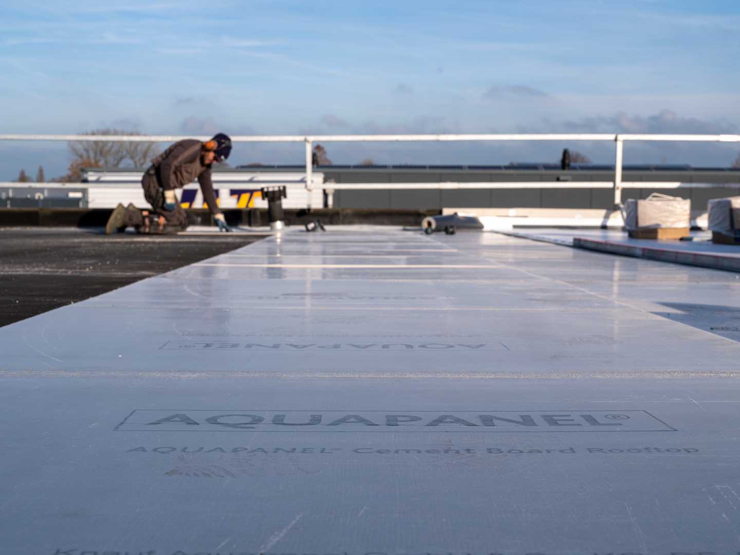 Knauf AQUAPANEL® platen worden gemonteerd op dak