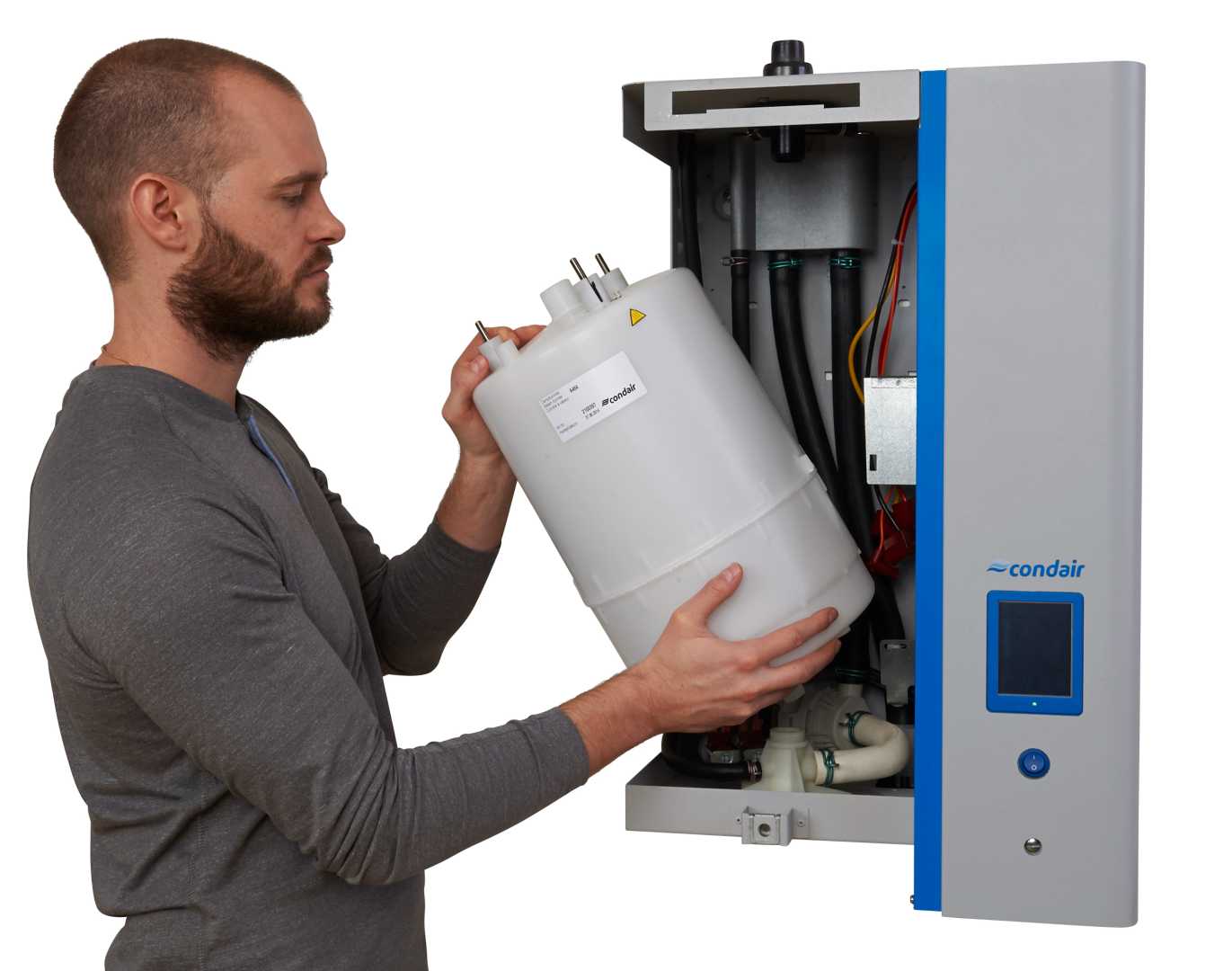 man plaatst stoomluchtbevochtiger