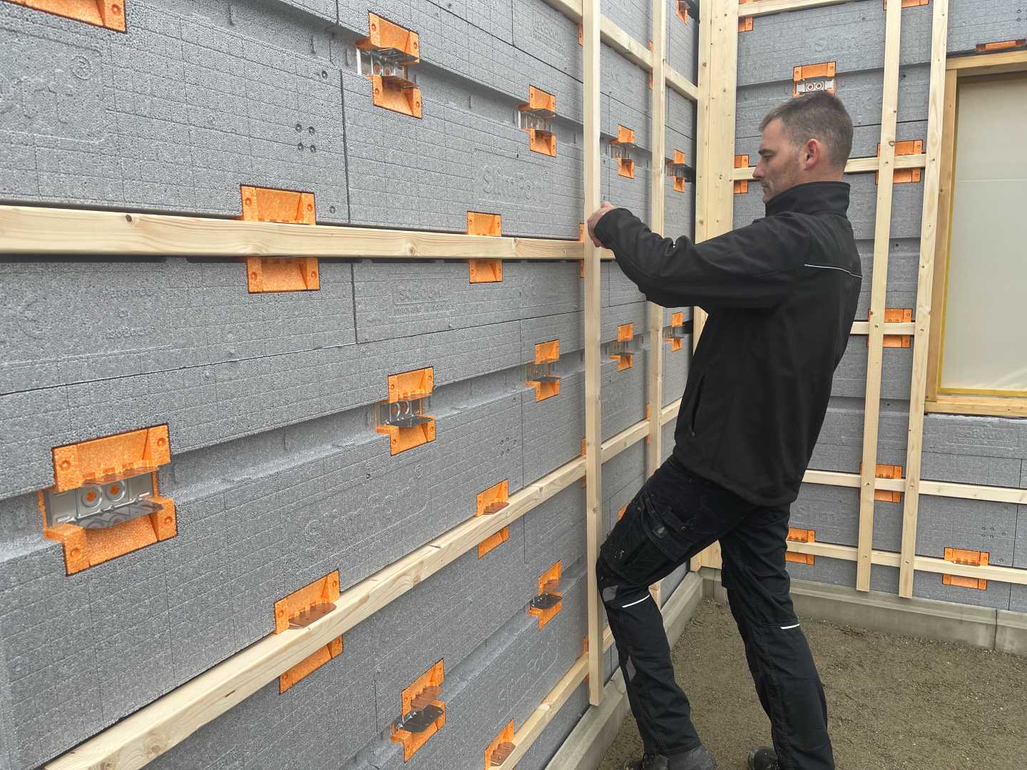 latten stramien wordt aangebracht