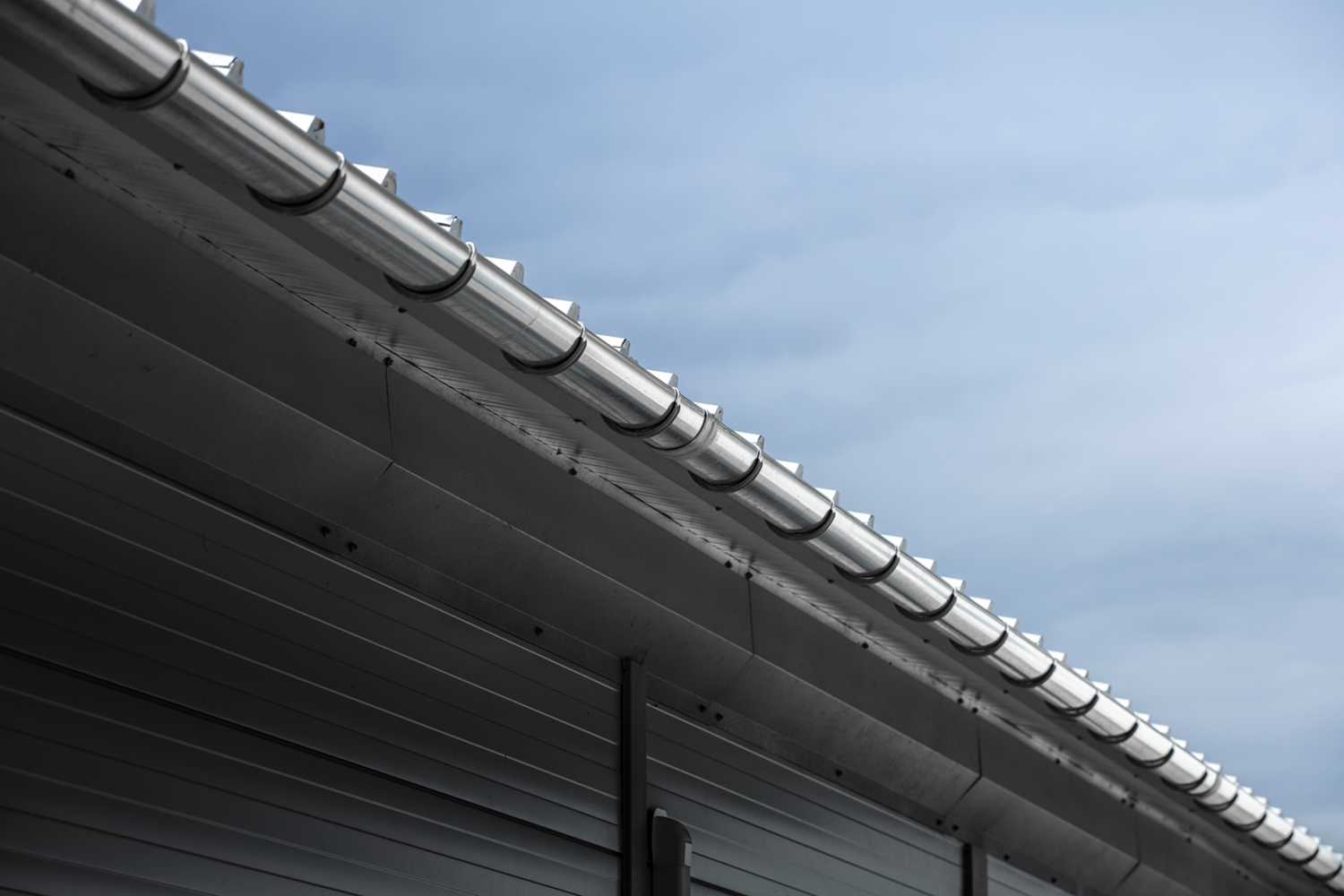 Dønsta BV: Importeur van het gepatenteerde GRØVIK aluminium dakgootsysteem uit Noorwegen