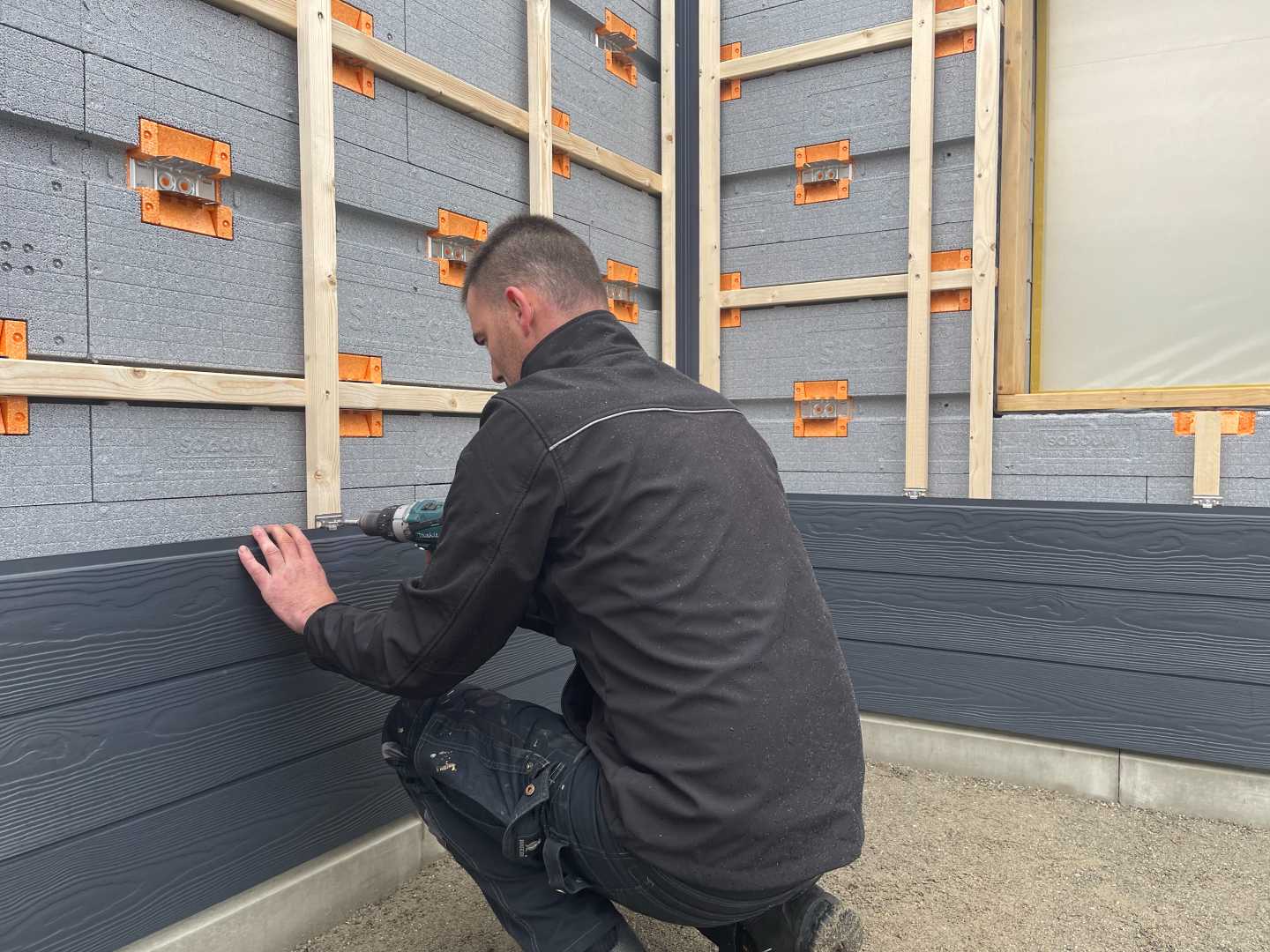 Planken worden op het stramien gemonteerd