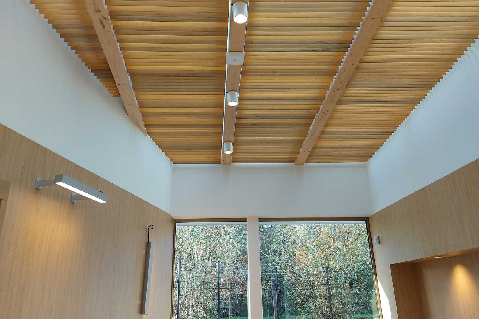 De BAM en SUNSHIELD voorzien Mytylschool De Brug van kantelbare lamellen