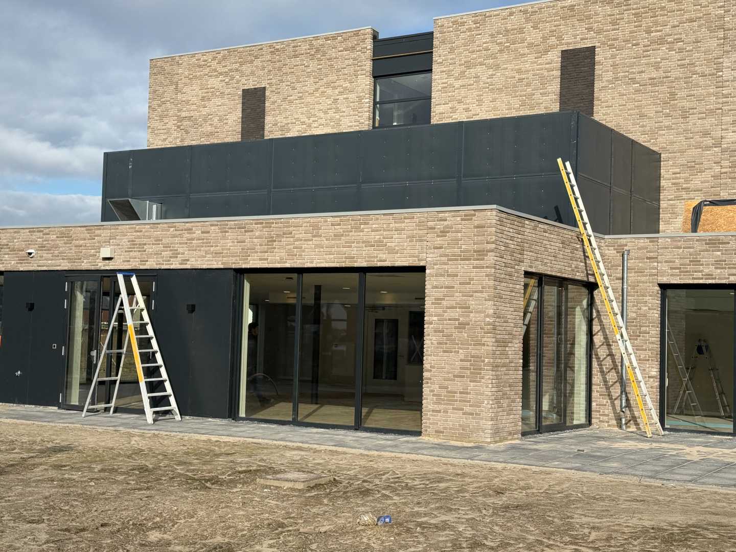 Van Gisbergen Veldhoven Koelunit op een bakstenen gebouw