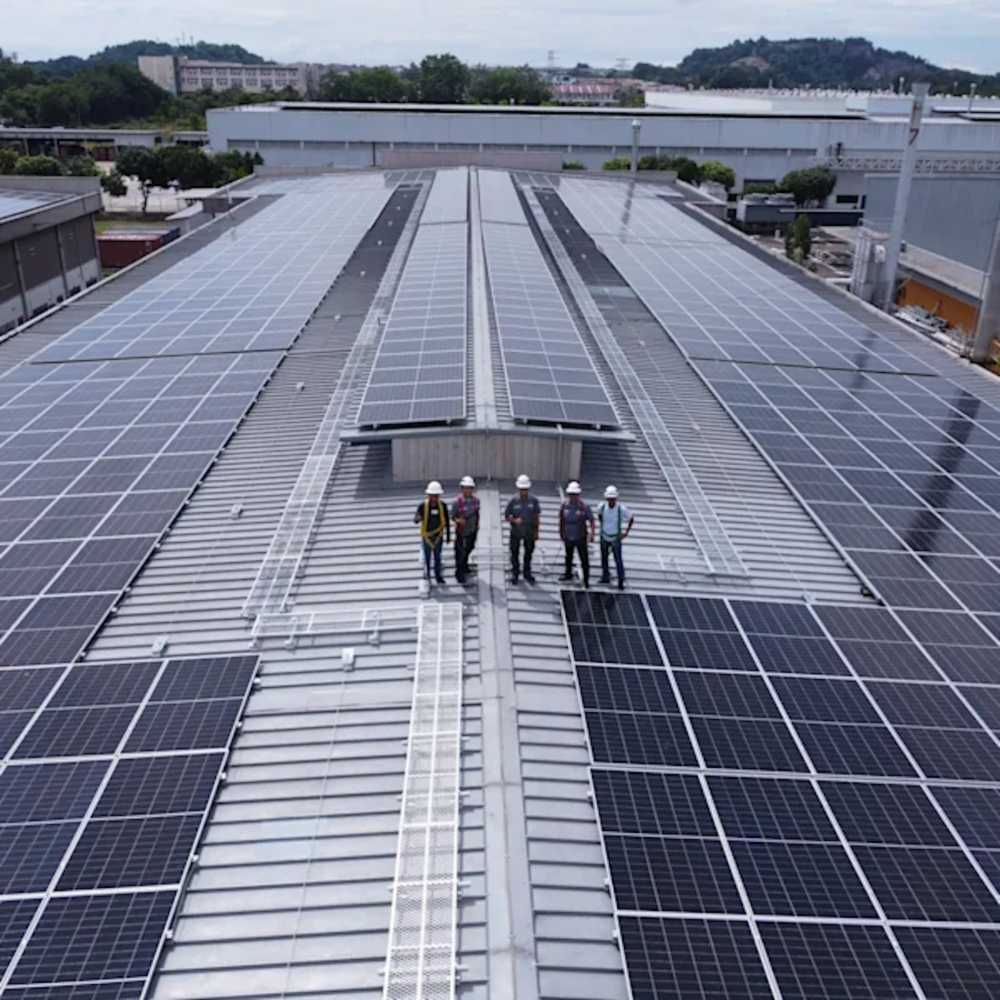 Zonnepanelen op het dak van een productielocatie
