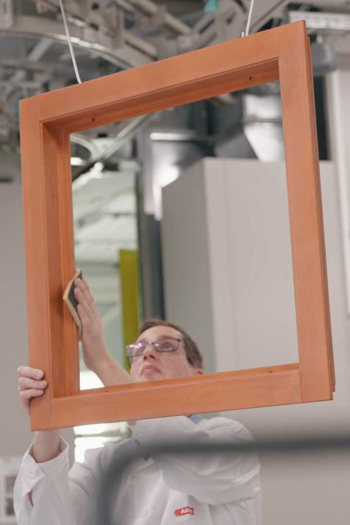 Het kozijn kan al hangend worden tussengeschuurd Een kozijn wordt hangend tussengeschuurd