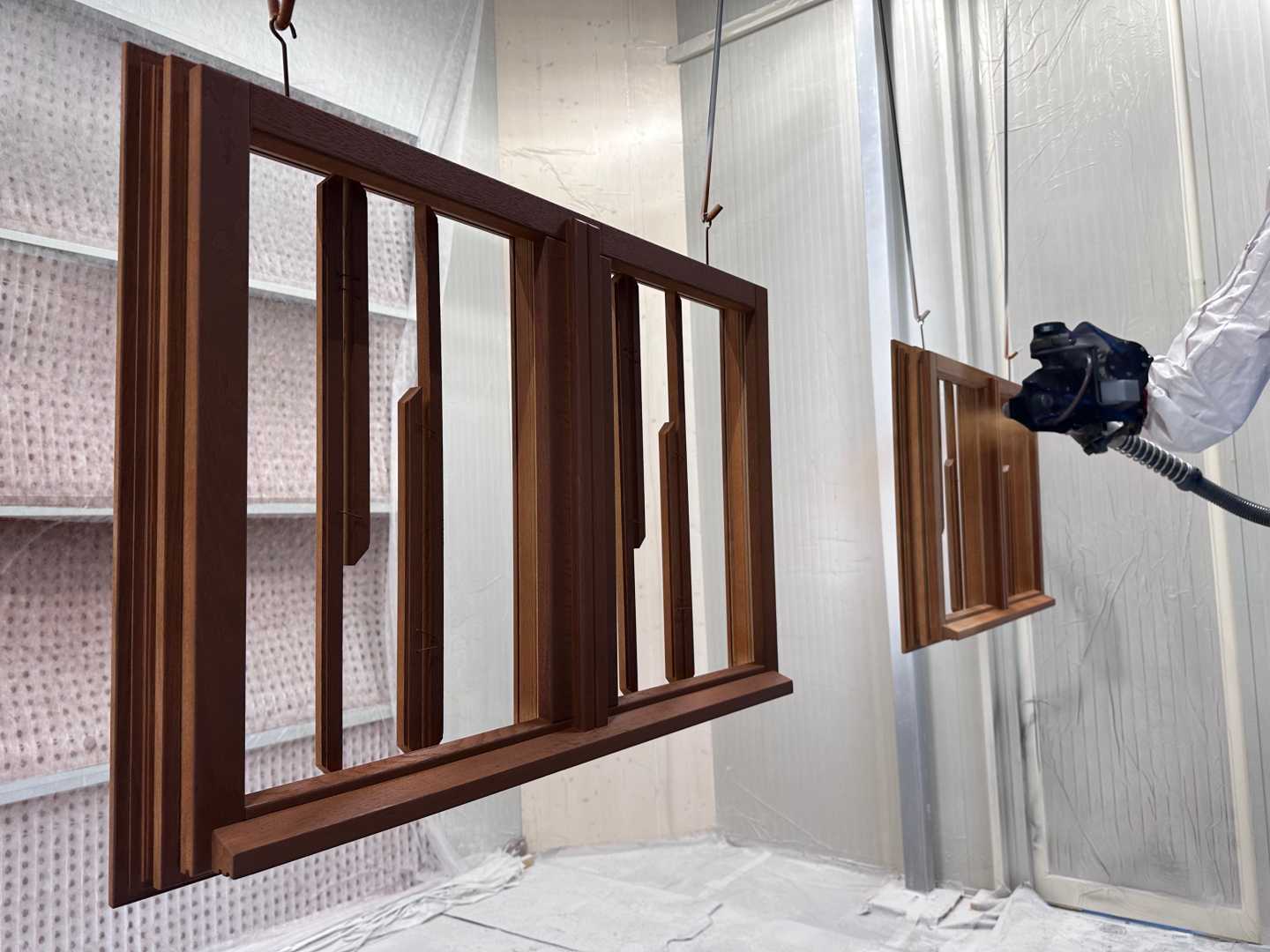 De volledige drielaagse opbouw wordt volledig robotgestuurd aangebracht - © Krazer Fensterbau De volledige drielaagse opbouw wordt volledig robotgestuurd aangebracht - © Krazer Fensterbau