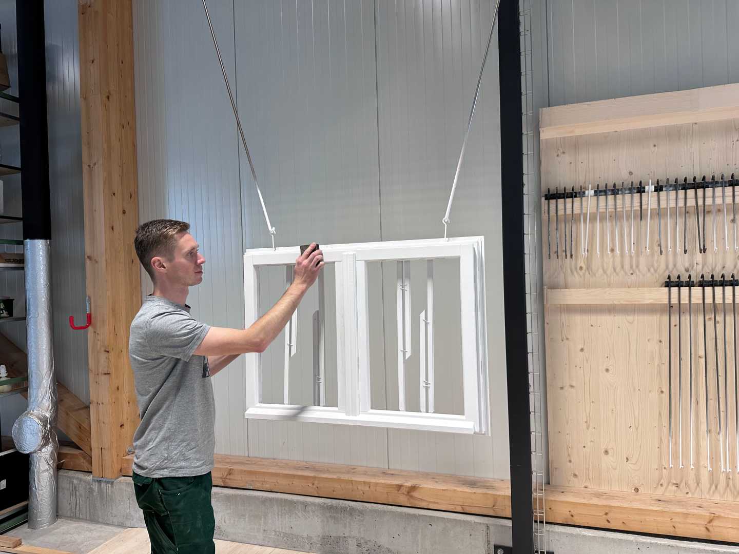 De kozijnen kunnen al hangend worden tussengeschuurd. © Krazer Fensterbau De kozijnen kunnen al hangend worden tussengeschuurd. © Krazer Fensterbau