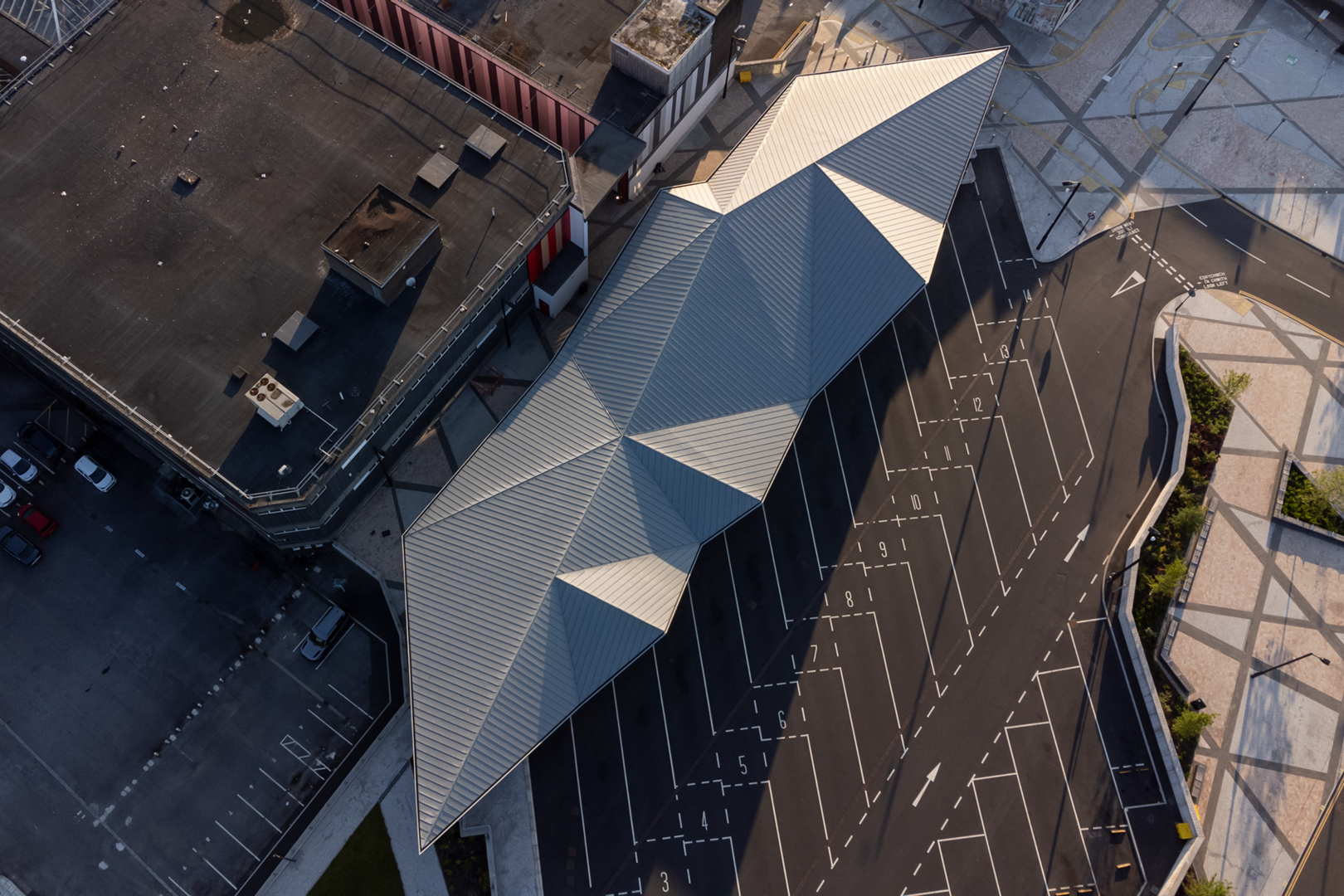 10.prePATINA ECO ZINC blue-grey, bus-interchange, Wales, UK -Architect - Capita - Aannemer - Varla Cladding