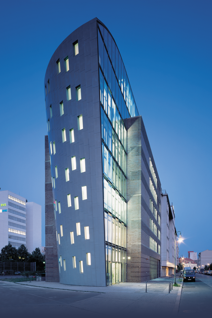 gebouw met blauw grijze gevel