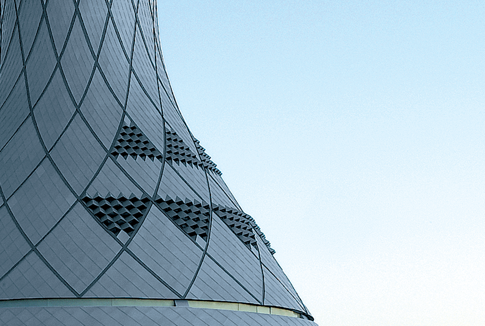 gebogen gebouw met gevelbekleding