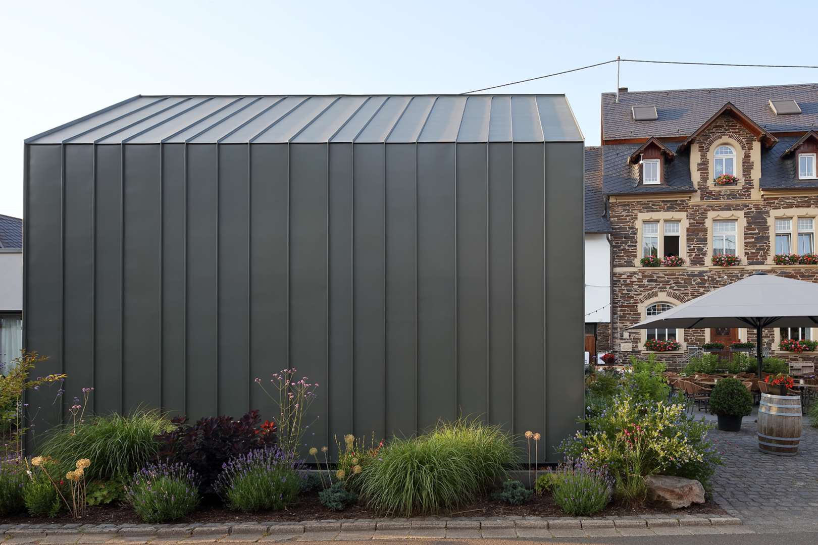 gebouw met gevelbekleding