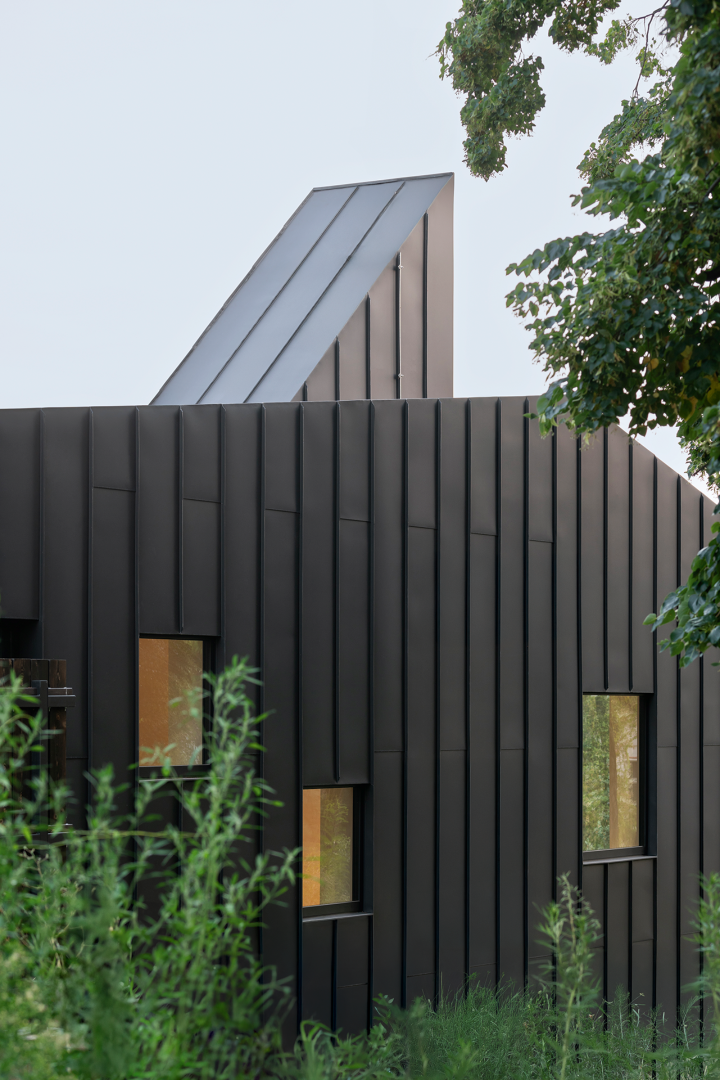 close-up zwarte woning