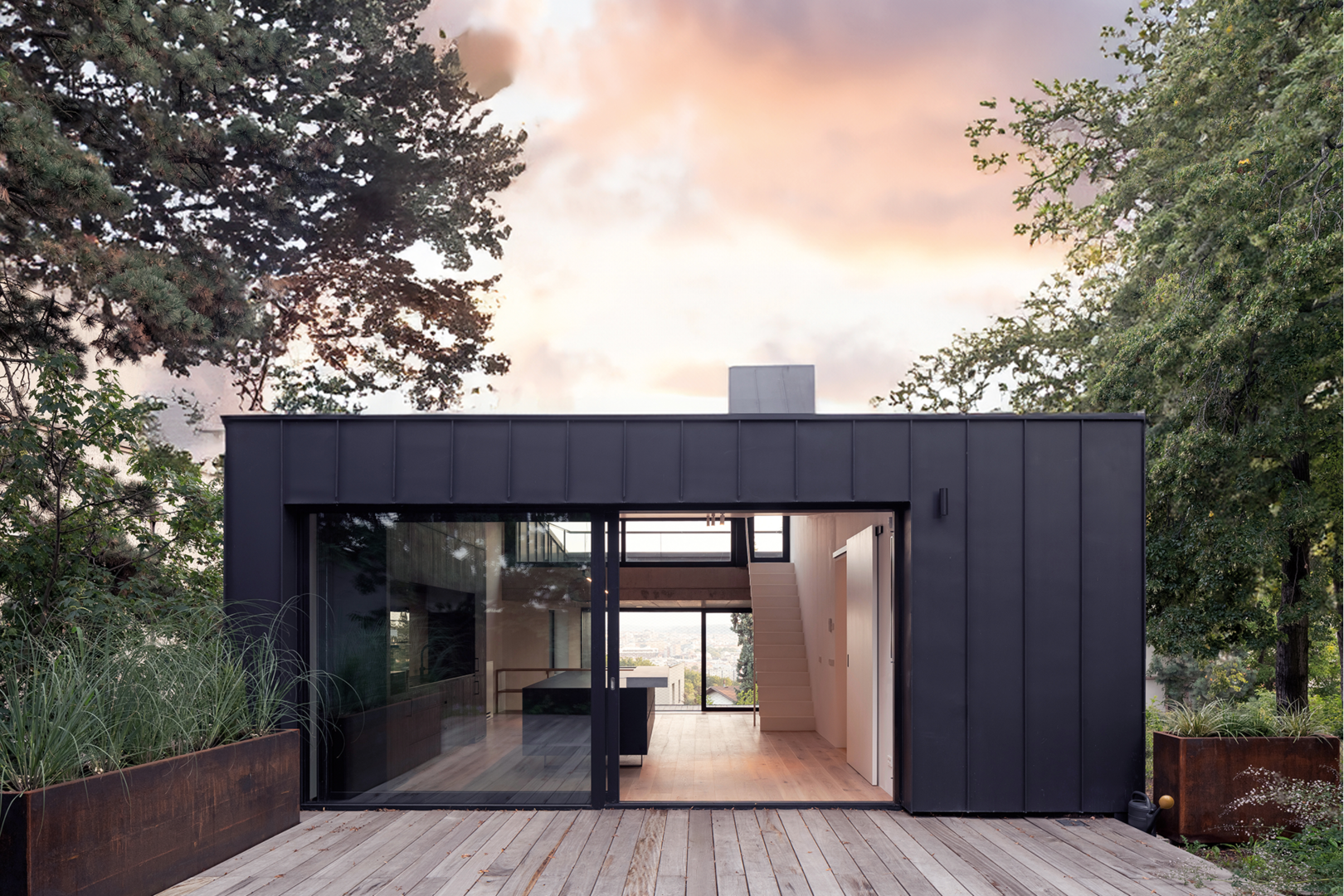 zwart huis met glazen schuifpui