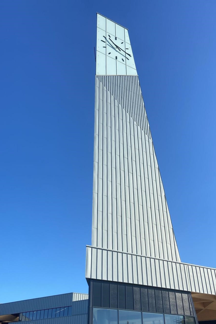 close-up toren met klok